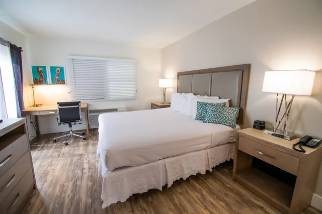Premier, King Bed, Bay View, French Balcony، Bayside Inn Key Largo 2/5