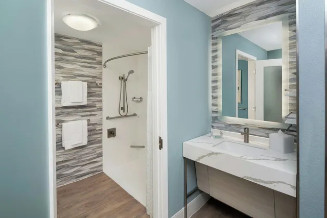 Room, King Bed, Water View, Sofa, Balcony, Accessible، Courtyard Charleston Waterfront 1/6