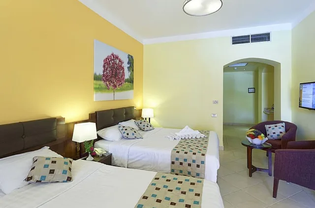 غرفة بريميوم ثلاثية بسرير مزدوج وسرير فردي، Three Corners Rihana Resort 2/5