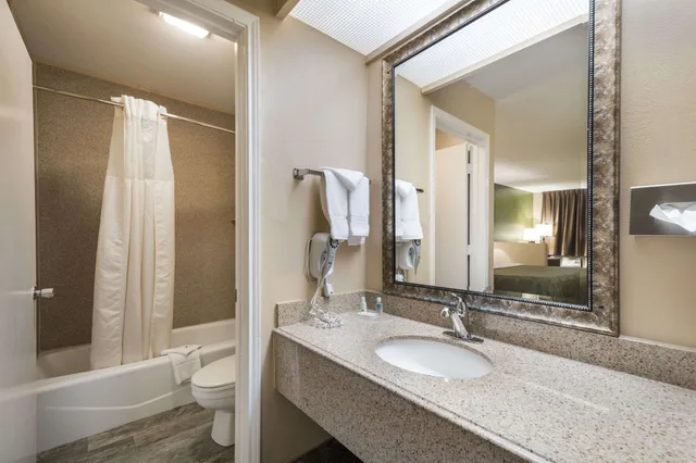غرفة قياسية بسريرين مزدوجين، Quality Inn Suites Garland East Dallas 6/6
