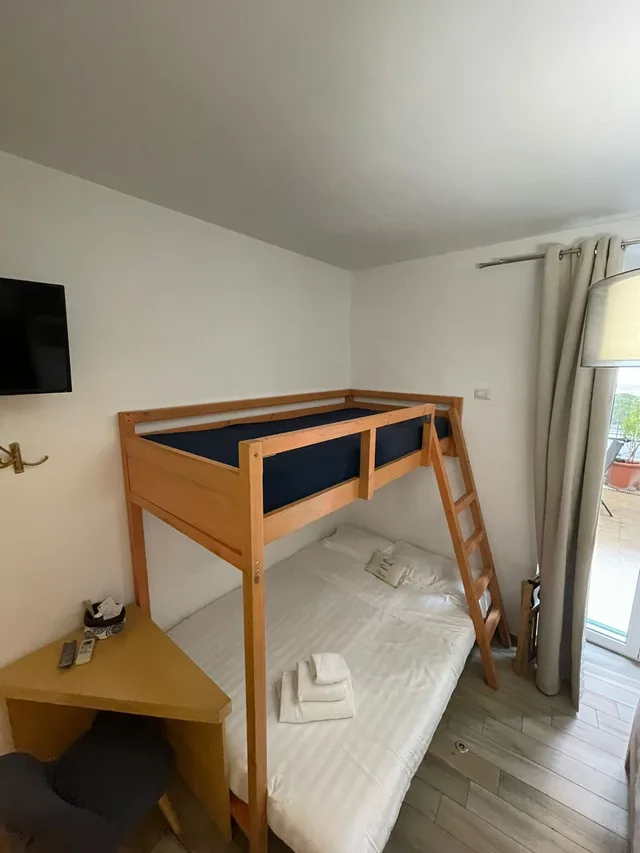 غرفة كلاسيكية رباعية بسريرين منفصلين بشرفة مع أريكة، Flatinrome Deluxe Rooms 8/10