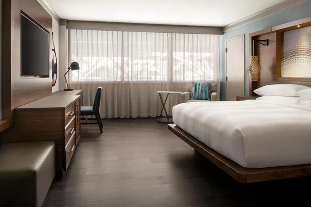 غرفة بسرير كينج بحوض استحمام لذوي الإعاقة، Seattle Airport Marriott 3/7