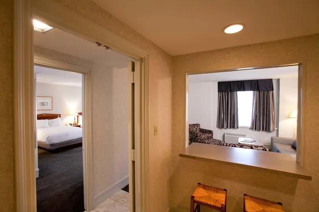 Presidential, Multiple Beds, Accessible، Hilton Cincinnati Netherland Plaza 2/2