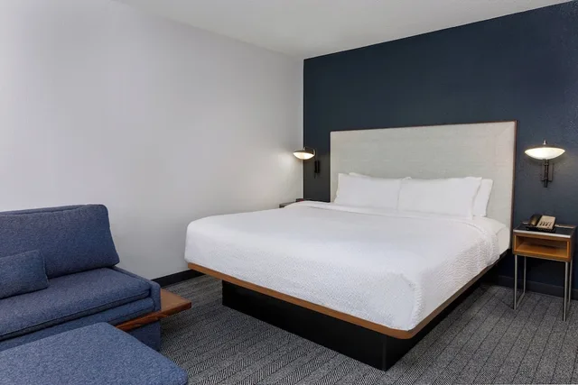 غرفة بسرير كينج مع أريكة لذوي الإعاقة، Courtyard by Marriott Tallahassee North/I-10 Capital Circle 2/4