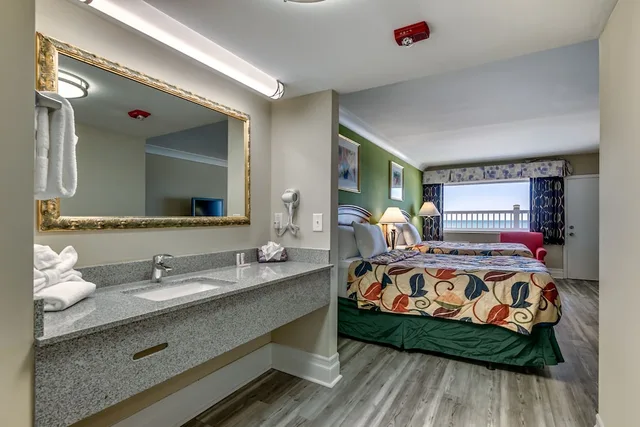 غرفة كلاسيكية بسريرين كوين بإطلالة على البحر بشرفة بغرفة نوم واحدة، Beachcomber Inn 2/2