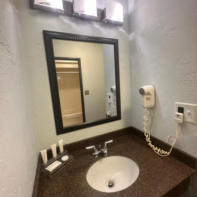 غرفة بسرير كينج مع أريكة، Pictured Rocks Inn & Suites 8/10