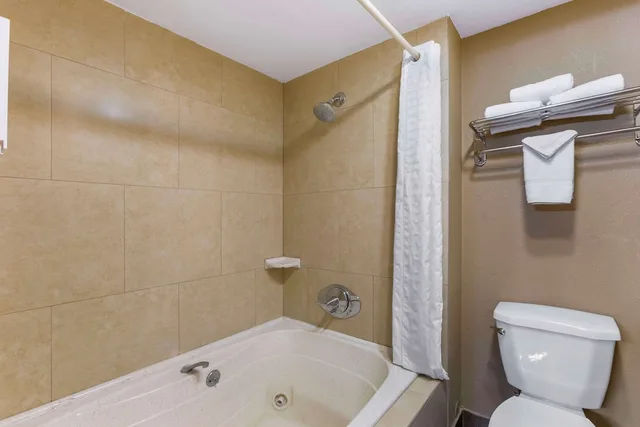 غرفة قياسية بسريرين كوين، Royal Sun Inn & Suites 4/6