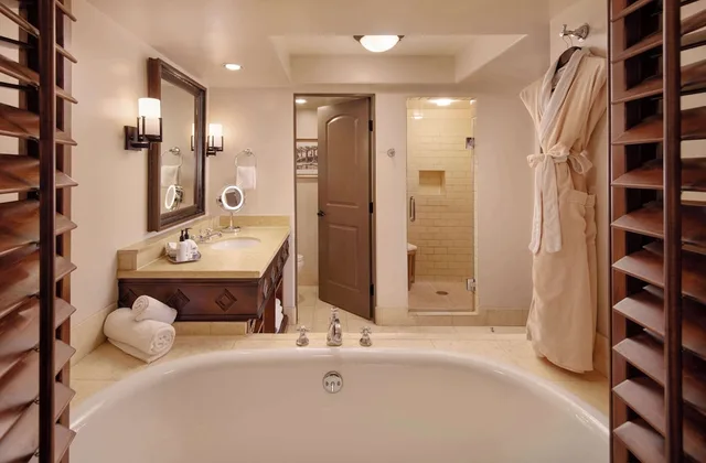 غرفة بسريرين مزدوجين بشرفة، Royal Palms Resort And Spa In the Unbound Collection By Hyatt Formerly Royal Palms Resort And Spa 5/9