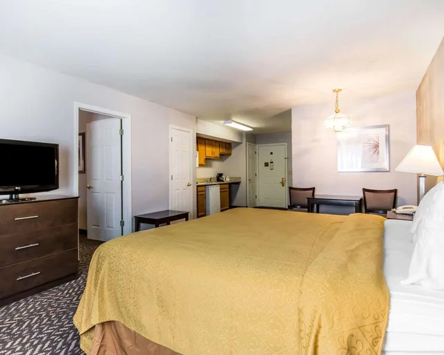 Room, 2 King Beds, Quality Inn Suites University Airport 2/4