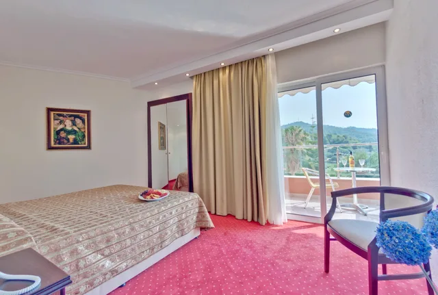 جناح بسرير كينج بإطلالة على البحر مع أريكة، Mendi Beach Hotel 2/6