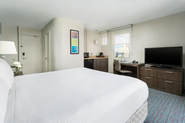 غرفة ديلوكس بسرير مزدوج، Courtyard By Marriott Waikiki Beach 2/4