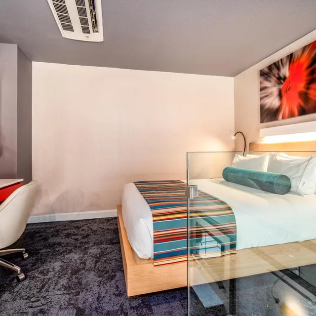 جناح بسرير كوين بإطلالة على المدينة، Century Park Hotel 3/4
