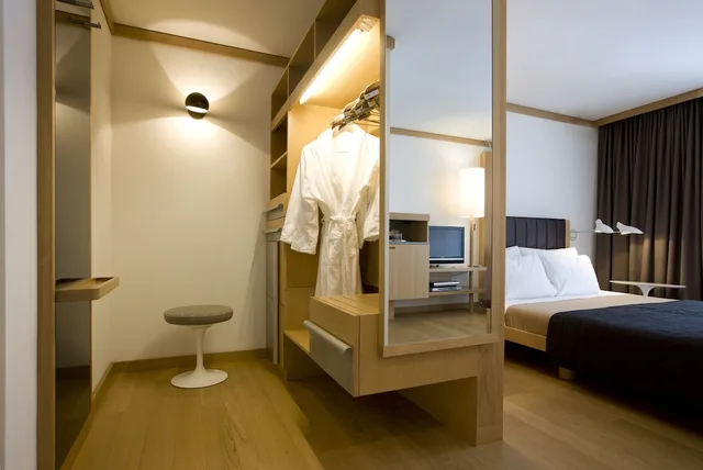 Basic, Single, Queen Bed, The Omnia 4/6