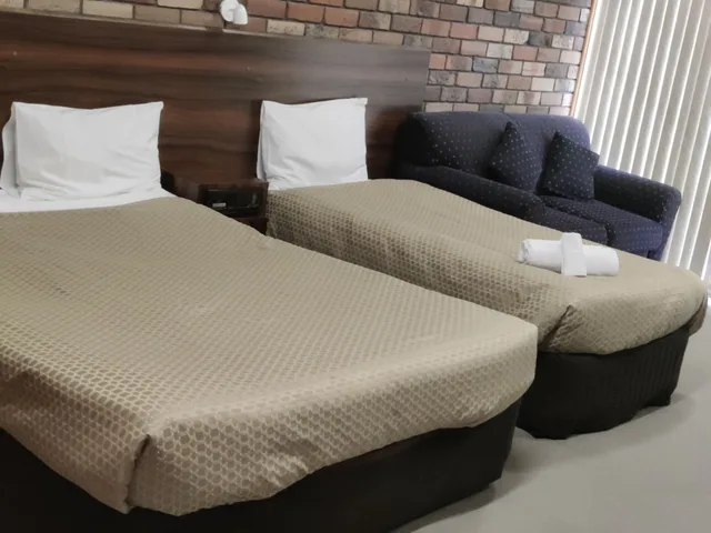 غرفة قياسية بسريرين منفصلين وسرير مزدوج وسرير فردي، Belvoir Village Motel Apartments 1/4