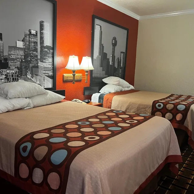غرفة بسريرين كوين بحوض استحمام لذوي الإعاقة، Super 8 By Wyndham Brookshire Tx 2/10