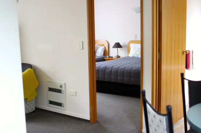 شقة بسرير كوين وسرير فردي بغرفة نوم واحدة بحوض جاكوزي، Alexis Motor Lodge 6/6