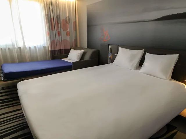 غرفة كلاسيكية بسرير مزدوج وسرير فردي بإطلالة على المسبح، NOVOTEL LIMOGES LE LAC 7/10