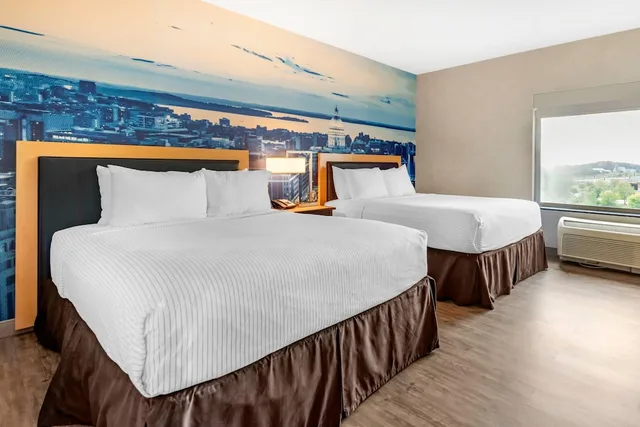 جناح استوديو بسريرين كوين مع أريكة، Cambria Hotel Madison East 1/7