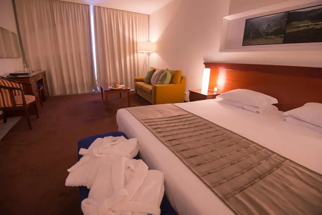غرفة سوبيريور بسرير كينج مع أريكة، Azoris Faial Garden Resort Hotel 1/4