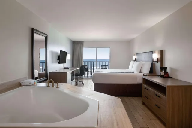 Suite, King Bed, Ocean Front، La Quinta Inn & Suites by Wyndham Oceanfront Daytona Beach 1/1