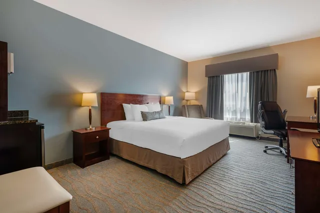 غرفة بسرير كينج لذوي الإعاقة، Best Western Rocky Mountain House Inn and Suites 2/3