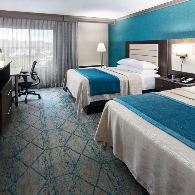 غرفة ديلوكس بسرير كوين، Bismarck Hotel and Conference Center 2/5