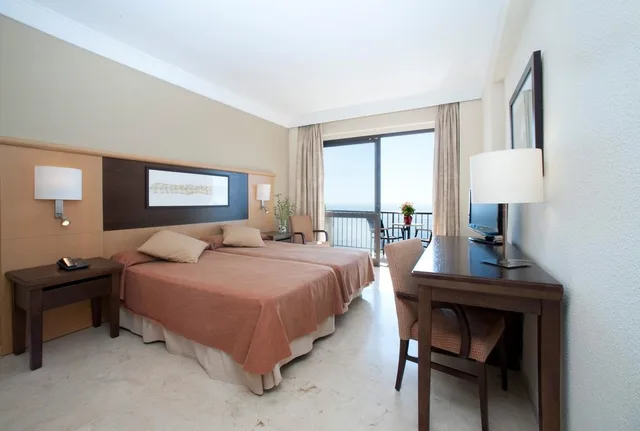 غرفة بسرير مزدوج أو سريرين منفصلين بإطلالة على البحر، Grupotel Aguait Resort & Spa - Adults Only 1/2
