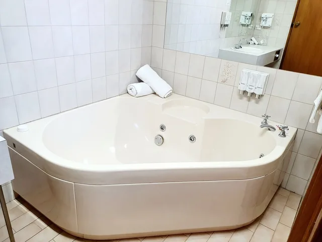 Spa, Queen Bed، Golden Grain Motor Inn 3/3