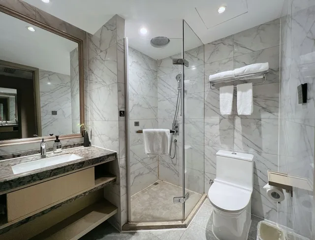غرفة ديلوكس بسرير كينج وسرير كوين، BYLAND STAR HOTEL 7/10