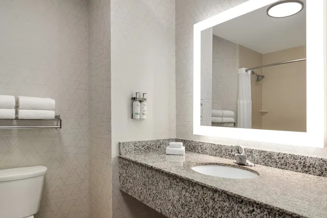 جناح بسريرين كوين، Holiday Inn Express & Suites New Martinsville 7/10
