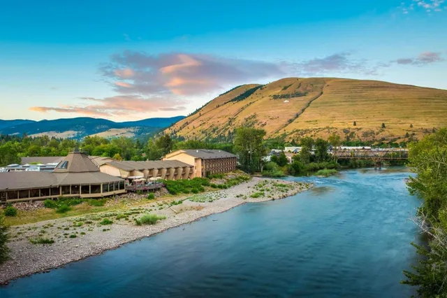 غرفة بسرير كينج بإطلالة على النهر لذوي الإعاقة، Edgewater Missoula, Tapestry Collection by Hilton 1/1