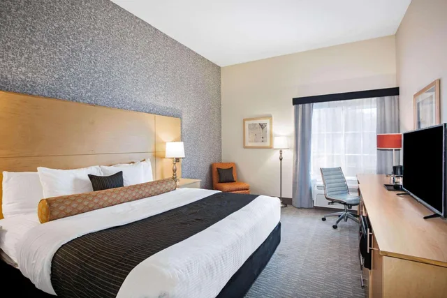 غرفة بسرير كينج بحوض استحمام لذوي الإعاقة، La Quinta Inn & Suites by Wyndham Austin NW/Lakeline Mall 2/7