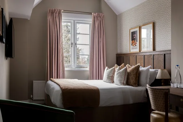 غرفة ديلوكس بسرير مزدوج، Worplesdon Place Hotel 2/3