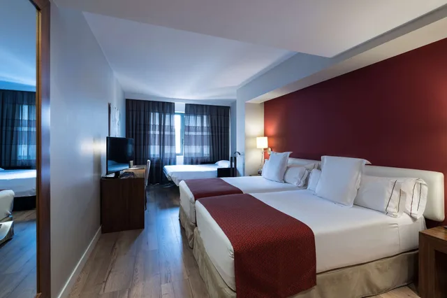 غرفة ثلاثية بسريرين منفصلين مع أريكة، Hotel Catalonia Ramblas 2/6