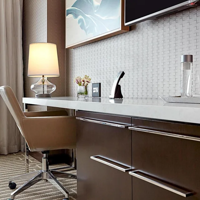 غرفة بسرير كوين بحوض استحمام في طابق مرتفع لذوي الإعاقة، JW Marriott Minneapolis Mall of America 2/2