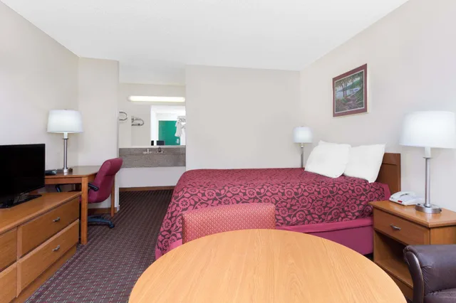 غرفة بسرير مزدوج، Days Inn by Wyndham Columbia NE Fort Jackson 3/4