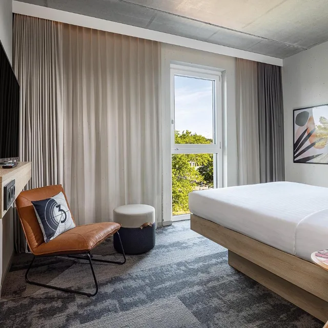 Moxy, Queen Bed, City View، Moxy Simmern 4/7