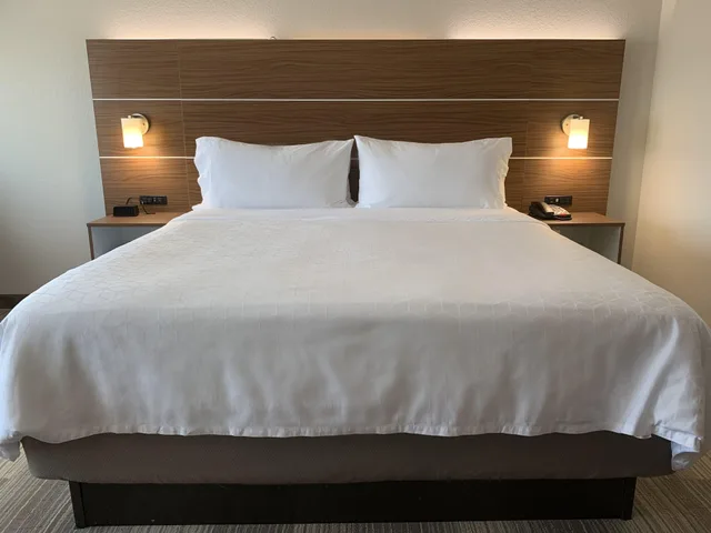 جناح، HOLIDAY INN EXPRESS & SUITES MOORE 2/3