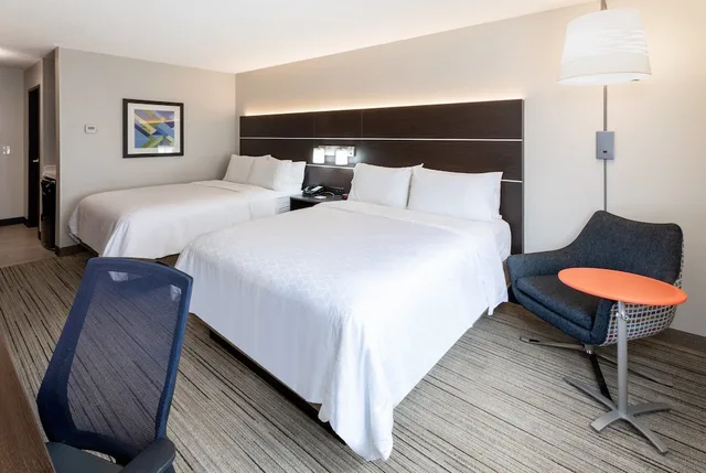 غرفة قياسية بسريرين مزدوجين بحوض استحمام لذوي الإعاقة، Holiday Inn Express Suites Minneapolis Downtown 2/4