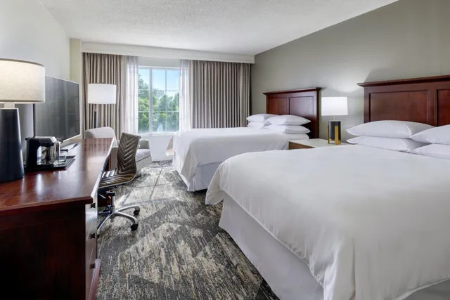 Guest Room, King Bed, 2 Queen Beds, Club Floor، Sheraton Atlanta Perimeter North Hotel 2/6