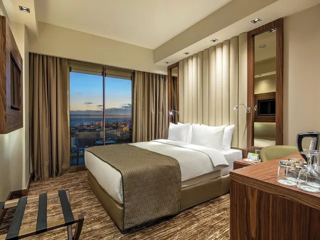 غرفة قياسية بسرير كوين بإطلالة على البحر، Holiday Inn Antalya - Lara 4/8