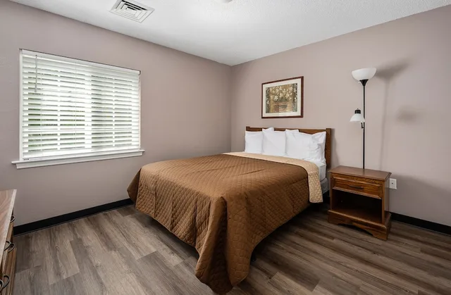 جناح بسرير كوين، Affordable Suites 3/5