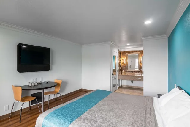 Room, King Bed, Smoking, Motel6 Norwalk, CA 1/2
