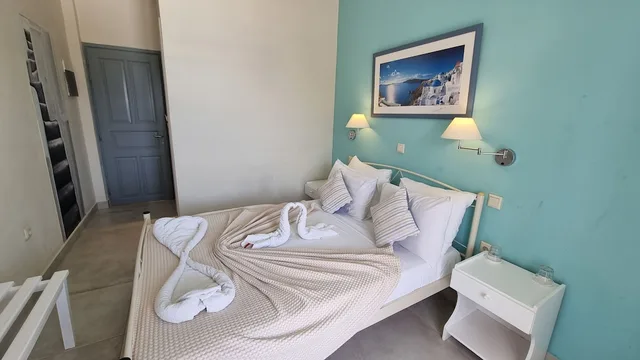 غرفة رومانسية بسرير مزدوج بإطلالة على البحر بشرفة، Nostos Hotel 2/5