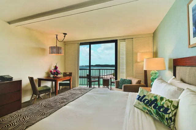 غرفة بسرير كينج بإطلالة جزئية على البحر، The Ritz-Carlton O ahu, Turtle Bay 2/3