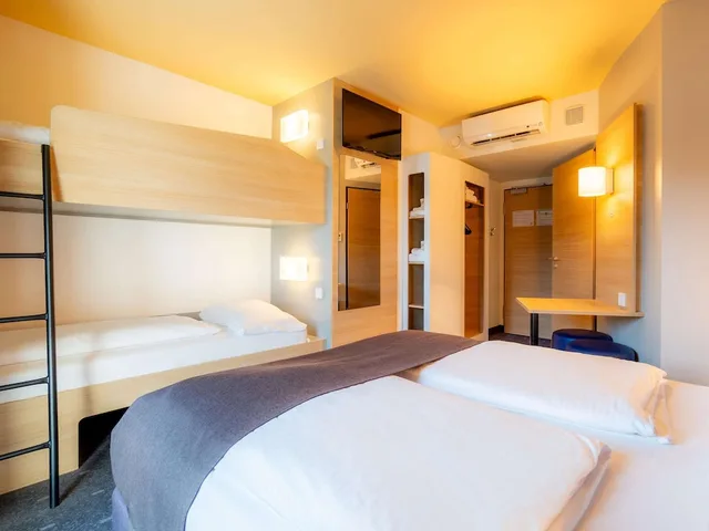 غرفة رباعية بسرير كوين وسرير بطابقين، B&B Hotel Stuttgart-Bad Cannstatt 1/3