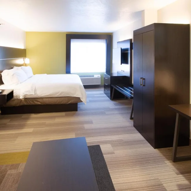 جناح بسرير كينج مع أريكة لذوي الإعاقة، Holiday Inn Express Hotel And Suites Worthington 1/7