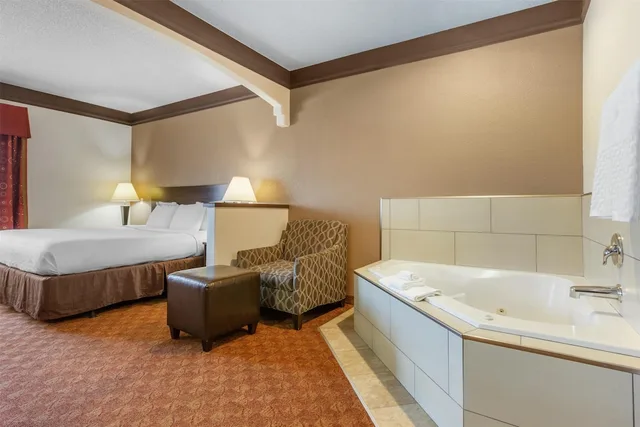 غرفة تنفيذية بسرير كينج بحوض جاكوزي، Best Western Tolleson Hotel 3/5