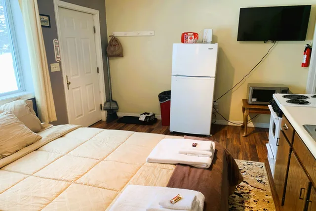 Cottage, Queen Bed, River Front, Kitchenette، Love Hotels St John River at Fort Kent ME 7/10