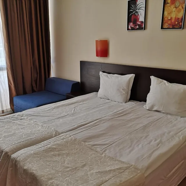 غرفة بسريرين منفصلين بشرفة، FAMILY HOTEL VENERA 1/2